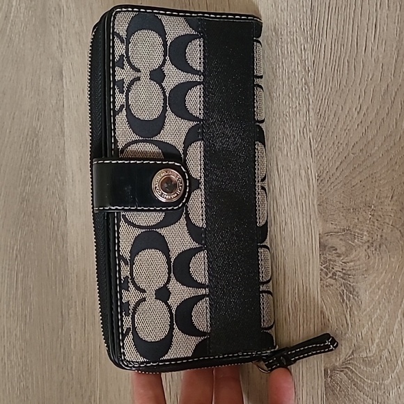 COACH  Beautiful Coach Signature Zippy compact wallet Signature - Picture 9 of 9